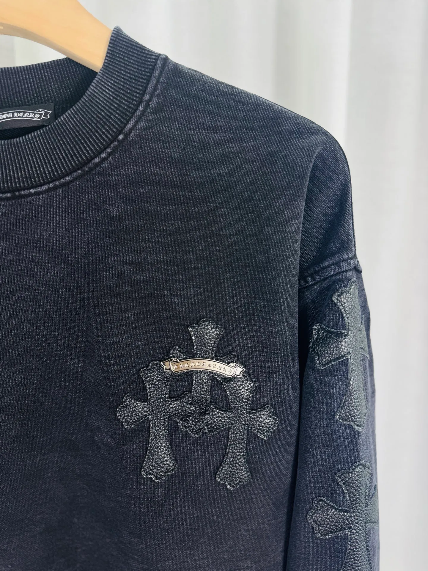 P270 top version, real shot without P, ​​different from market currency) 𝗖𝗵𝗿𝗼𝗺𝗲 𝗛𝗲𝗮𝗿𝘁𝘀/Cro Heart 2025 Washed Leather Embroidery Autumn and Winter New Original Single Counter American Laser Burnt 3D Three-dimensional Color Embroidered Couple Casual Sweater 👑The highest version! Customized fabric 420g tripe terry fabric! American acid-washed and distressed original fabric, laser burnt pattern ✟Skin embroidery, exquisite embroidery of letters! The best-selling model in the counter, very comfortable to wear. Accessories: original molded and authenticated collar label➕100% silk wash label. Genuine purchase-grade original hangtag➕matching hanging rope➕3D hanging beads➕original packaging bag. Craftsmanship: The original version has consistent wiring! The highest version of the armhole matching technique! Color: Gray Black Size: S M L XL Style No.: 9314